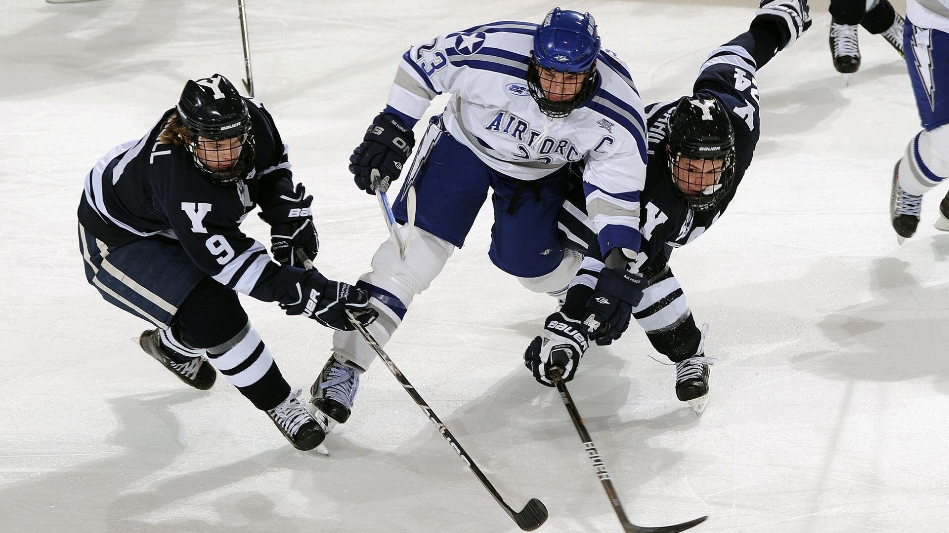 雪地橄榄球体验赛 厚厚雪地缓冲身体对抗